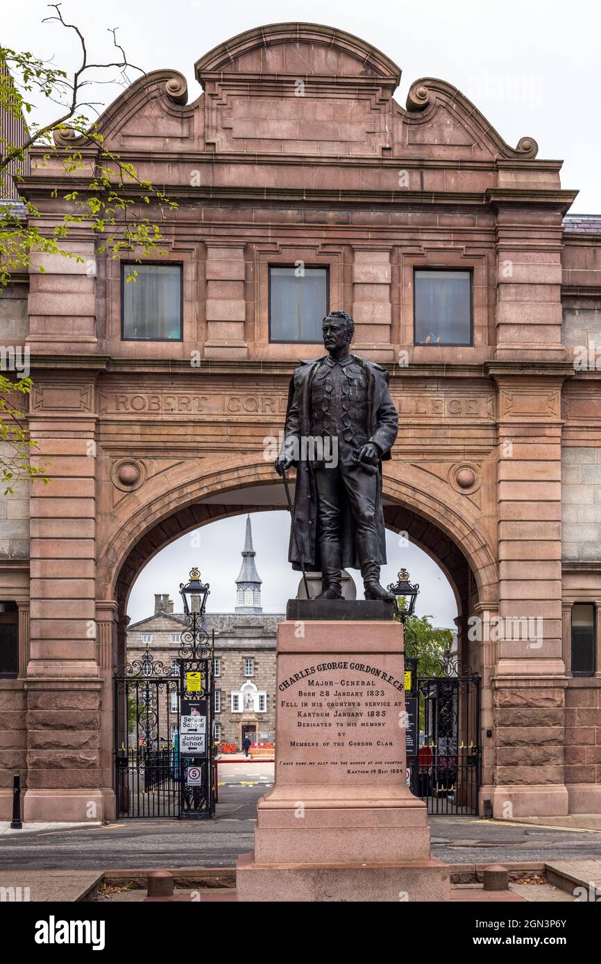 Charles George Gordon Statue, am Eingang zum Robert Gordon's College, Stonehill, Aberdeen, Schottland. Stockfoto