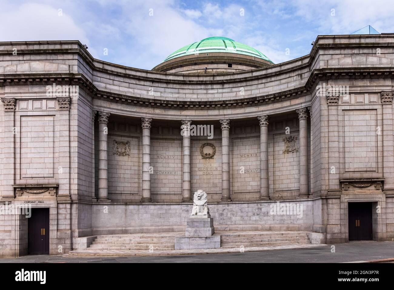 Das Kriegsdenkmal im oberen Quadranten des historischen Granitgebäudes der Cowdray Hall, Schoolhill, Aberdeen, Schottland. Stockfoto