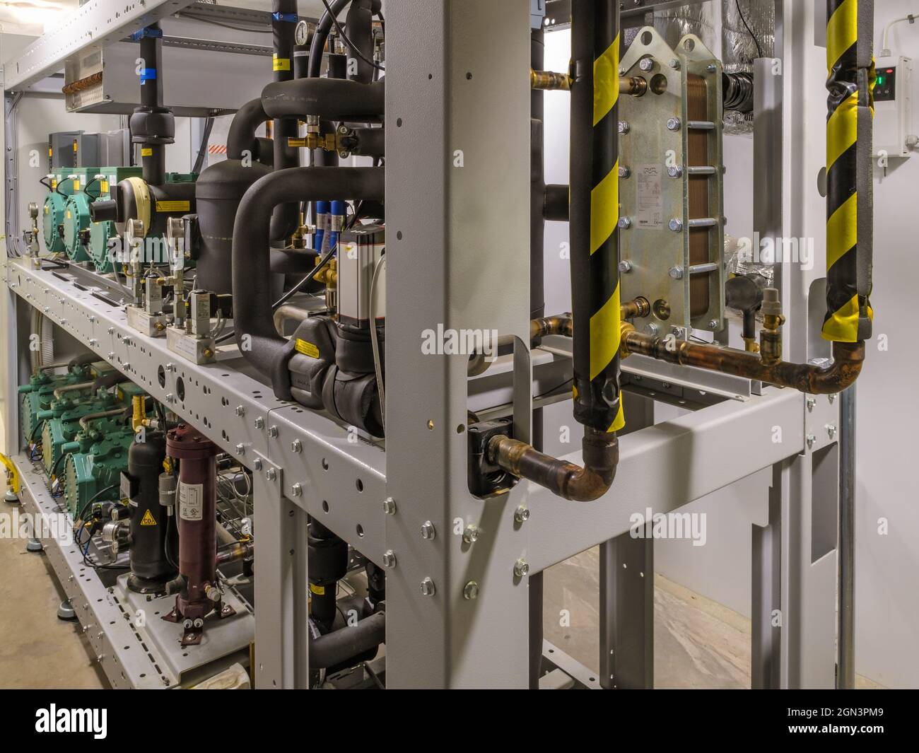 Kühlmaschine in einem Maschinenraum in einer Fabrik Stockfoto