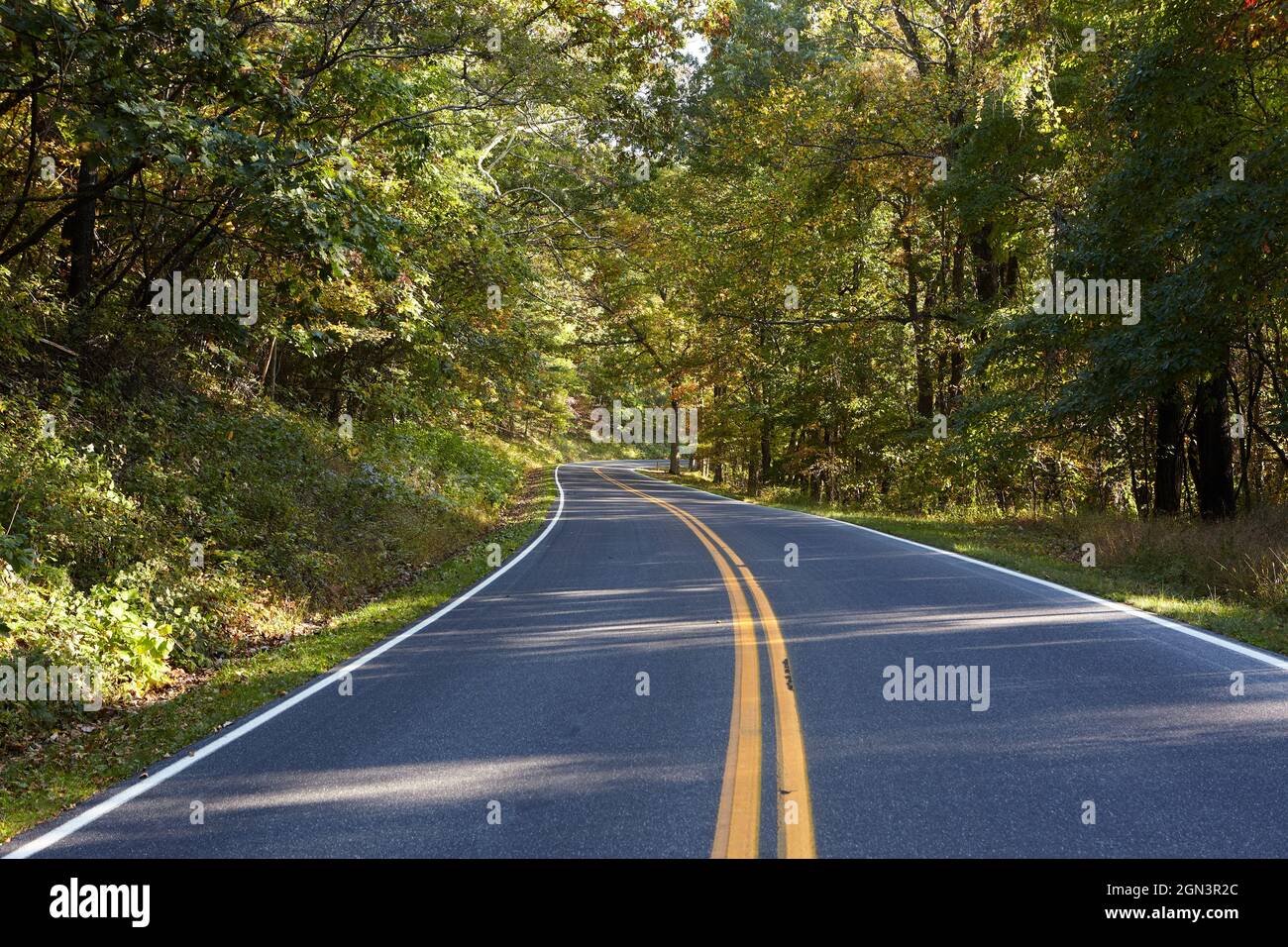 Ruhige Skyline Fahren Sie Anfang Herbst durch den Shenandoah National Park in Virginia USA Stockfoto