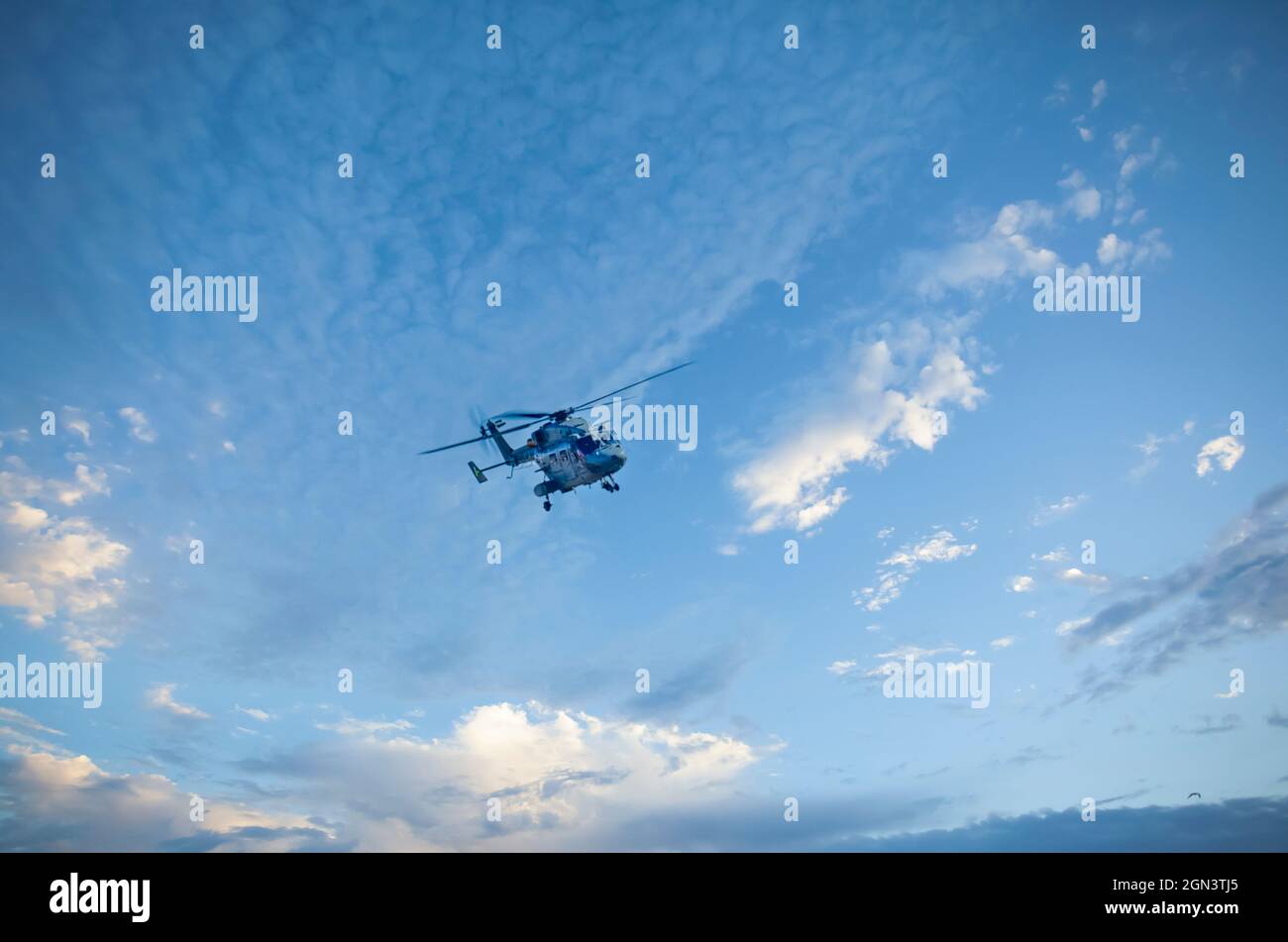 Der von Hindustan Aeronautics Limited entwickelte fortschrittliche leichte Hubschrauber Dhruv fliegt vor dem Hintergrund einer denkenden Schicht aus Zirruswolken. Stockfoto