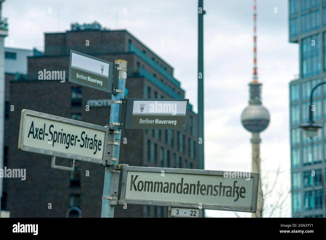 Straßenschilder mit Mauerweg-Bezeichnung und Fernsehturm im Hintergrund Stockfoto