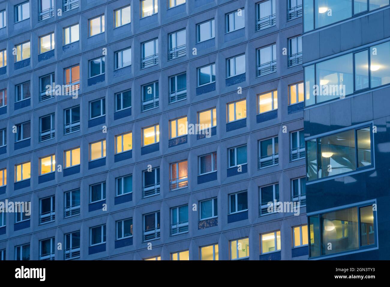 Das Muster der Dämmerungsfenster in der modernen Stadt Stockfoto