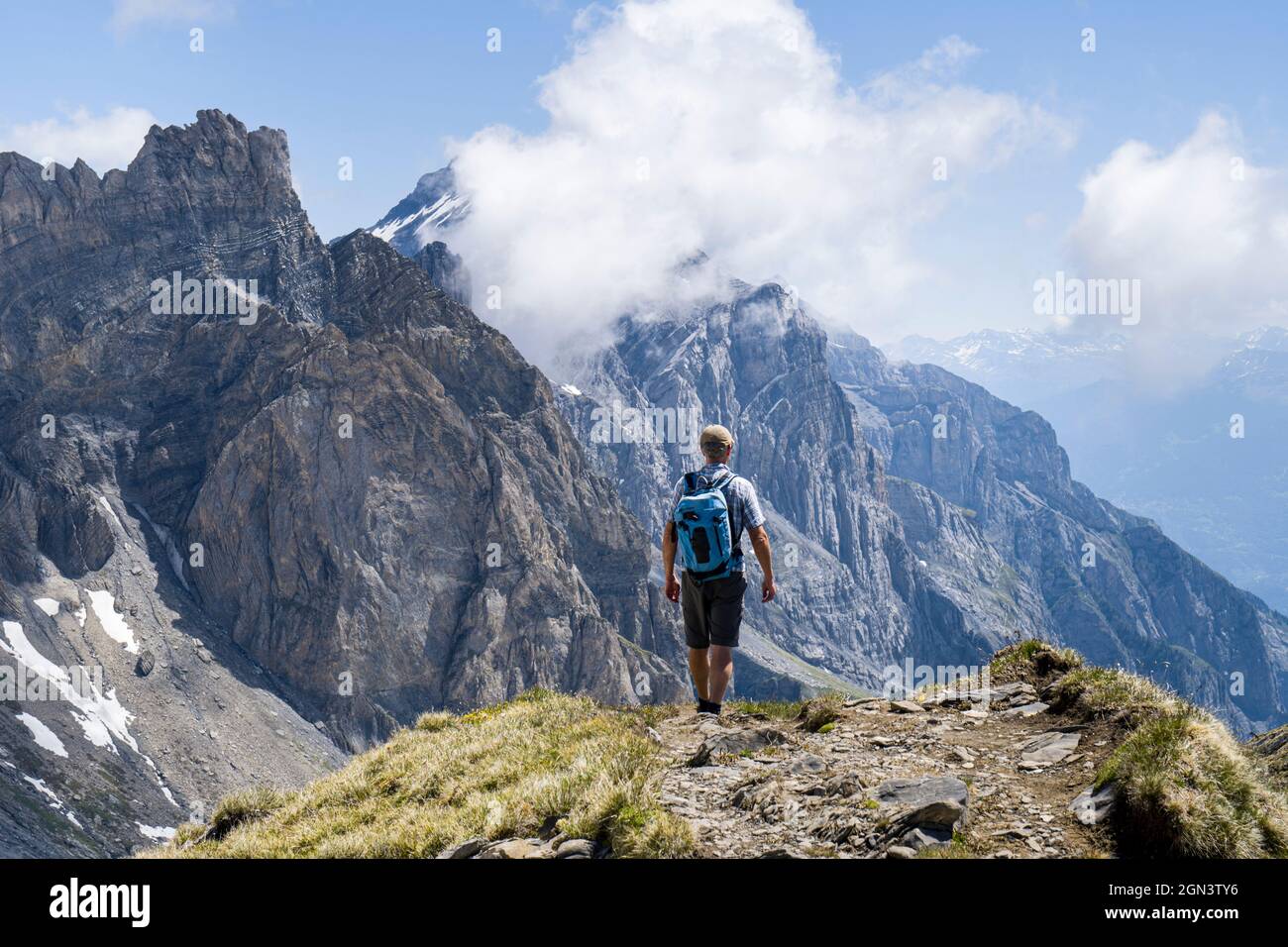 Ein einzelner Wanderer, der in den Bergen oberhalb von Ovronnaz, Wallis, Schweiz, unterwegs ist Stockfoto