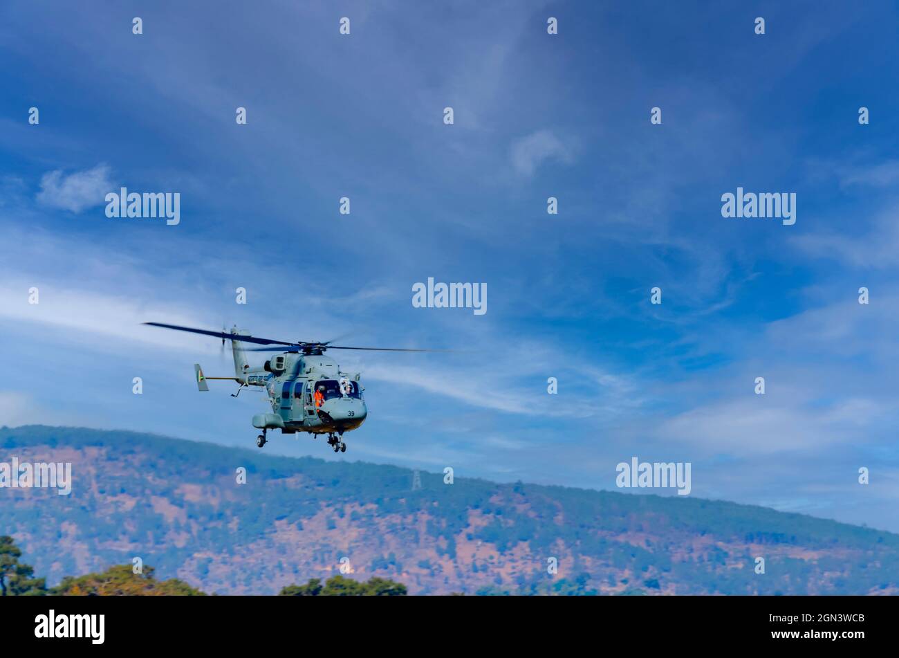 Der von Hindustan Aeronautics Limited entwickelte fortschrittliche leichte Hubschrauber Dhruv fliegt vor dem Hintergrund einer denkenden Schicht aus Zirruswolken. Stockfoto