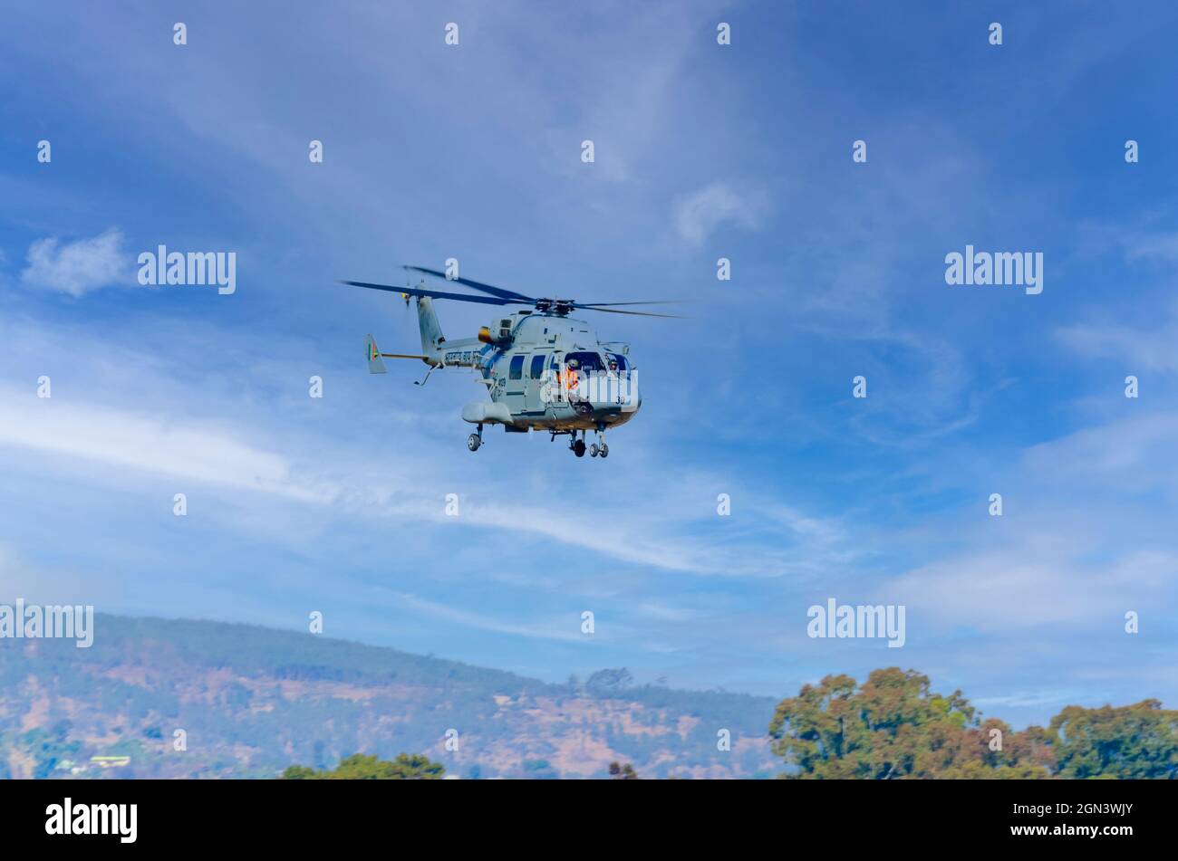 Der von Hindustan Aeronautics Limited entwickelte fortschrittliche leichte Hubschrauber Dhruv fliegt vor dem Hintergrund einer denkenden Schicht aus Zirruswolken. Stockfoto