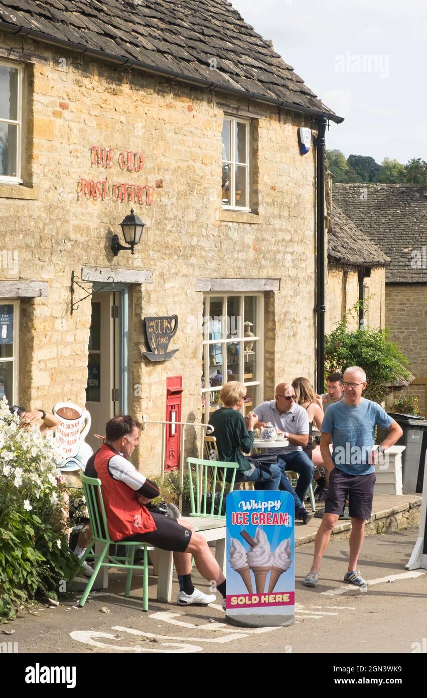 Blick auf Guiting Power, ein cotswold Village in Gloucestershire. Postamt und Café Stockfoto