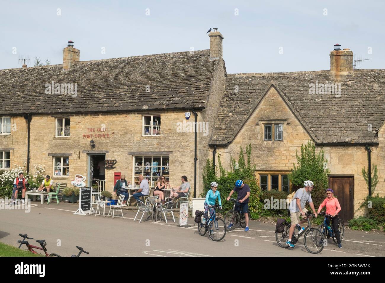 Blick auf Guiting Power, ein cotswold Village in Gloucestershire. Das Postamt und das Café. Menschen, die eine Pause einlegen Stockfoto