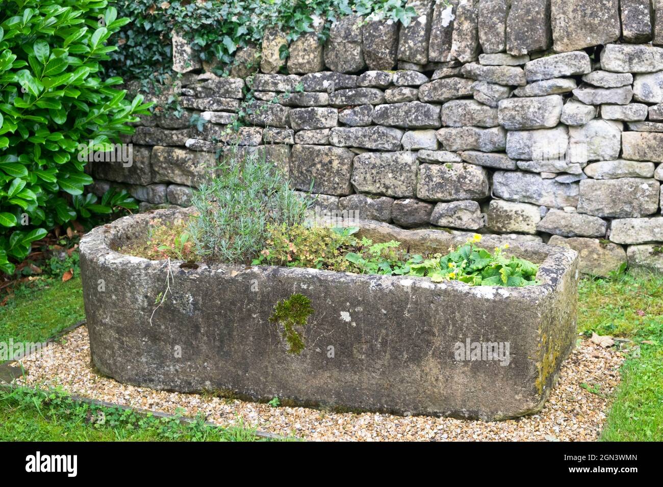 Blick auf Guiting Power, ein cotswold Village in Gloucestershire. St. Michael und alle Engel Kirche Stockfoto
