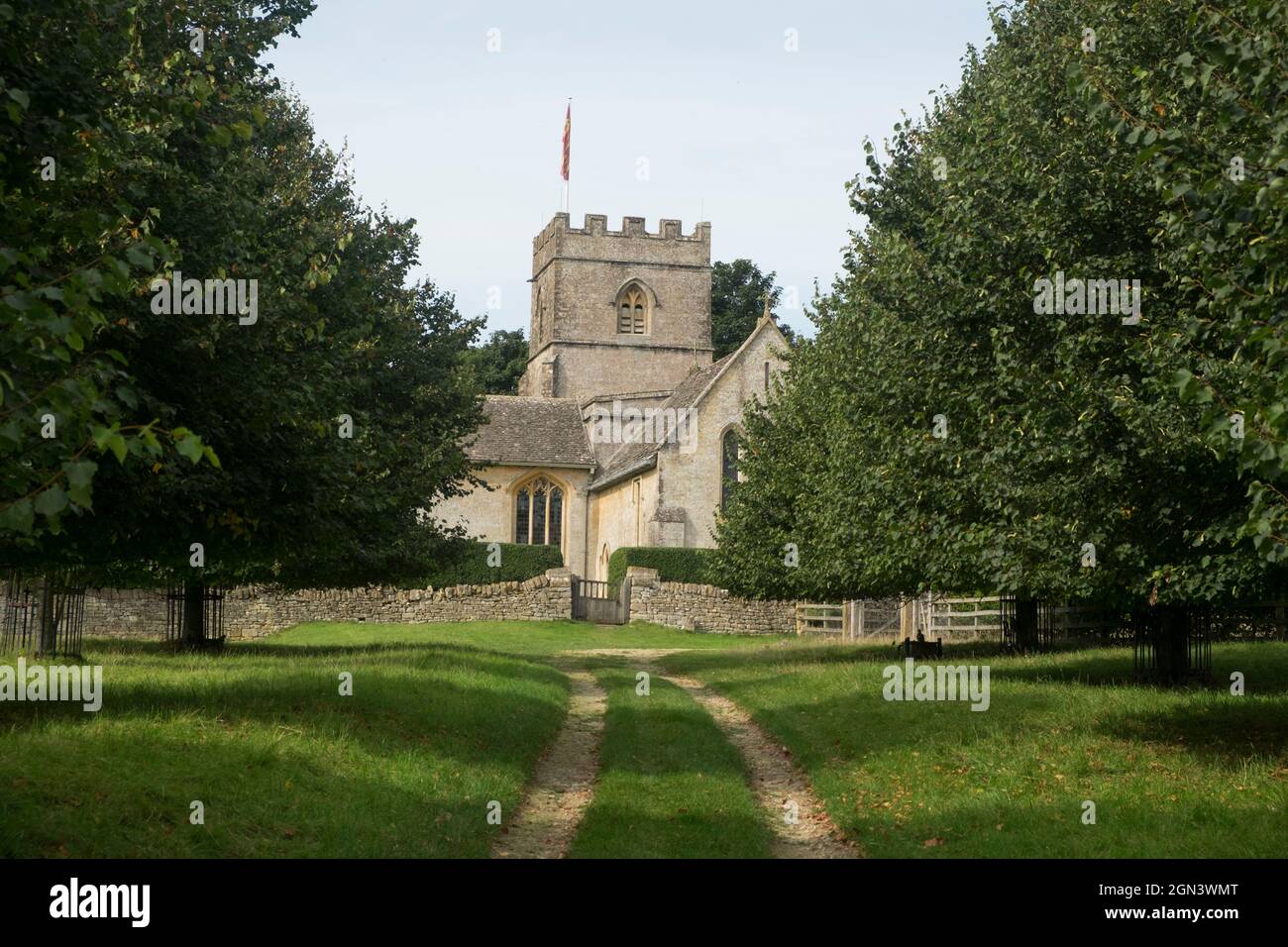 Blick auf Guiting Power, ein cotswold Village in Gloucestershire. St. Michael und alle Engel Kirche Stockfoto