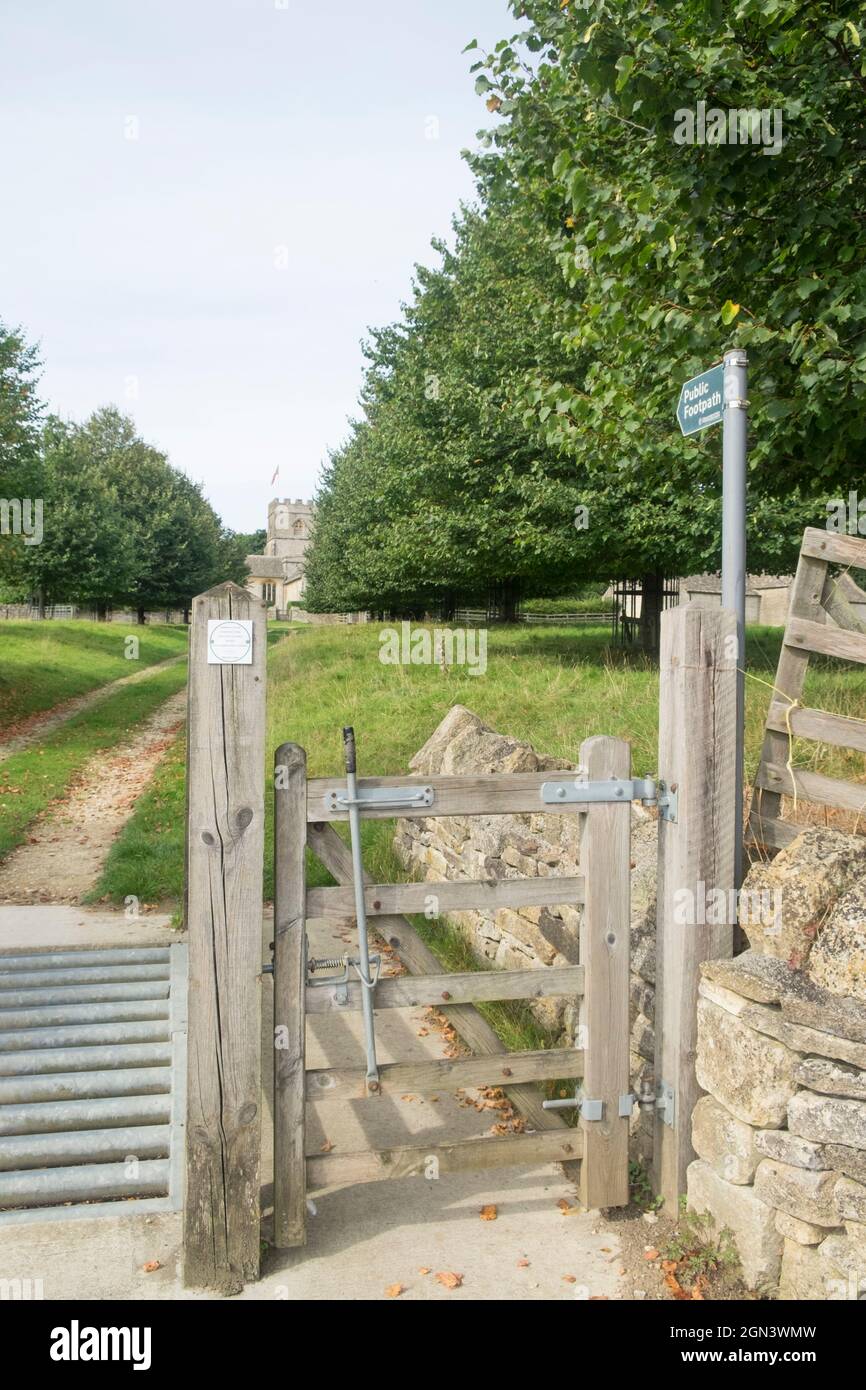 Blick auf Guiting Power, ein cotswold Village in Gloucestershire. St. Michael und alle Engel Kirche Stockfoto