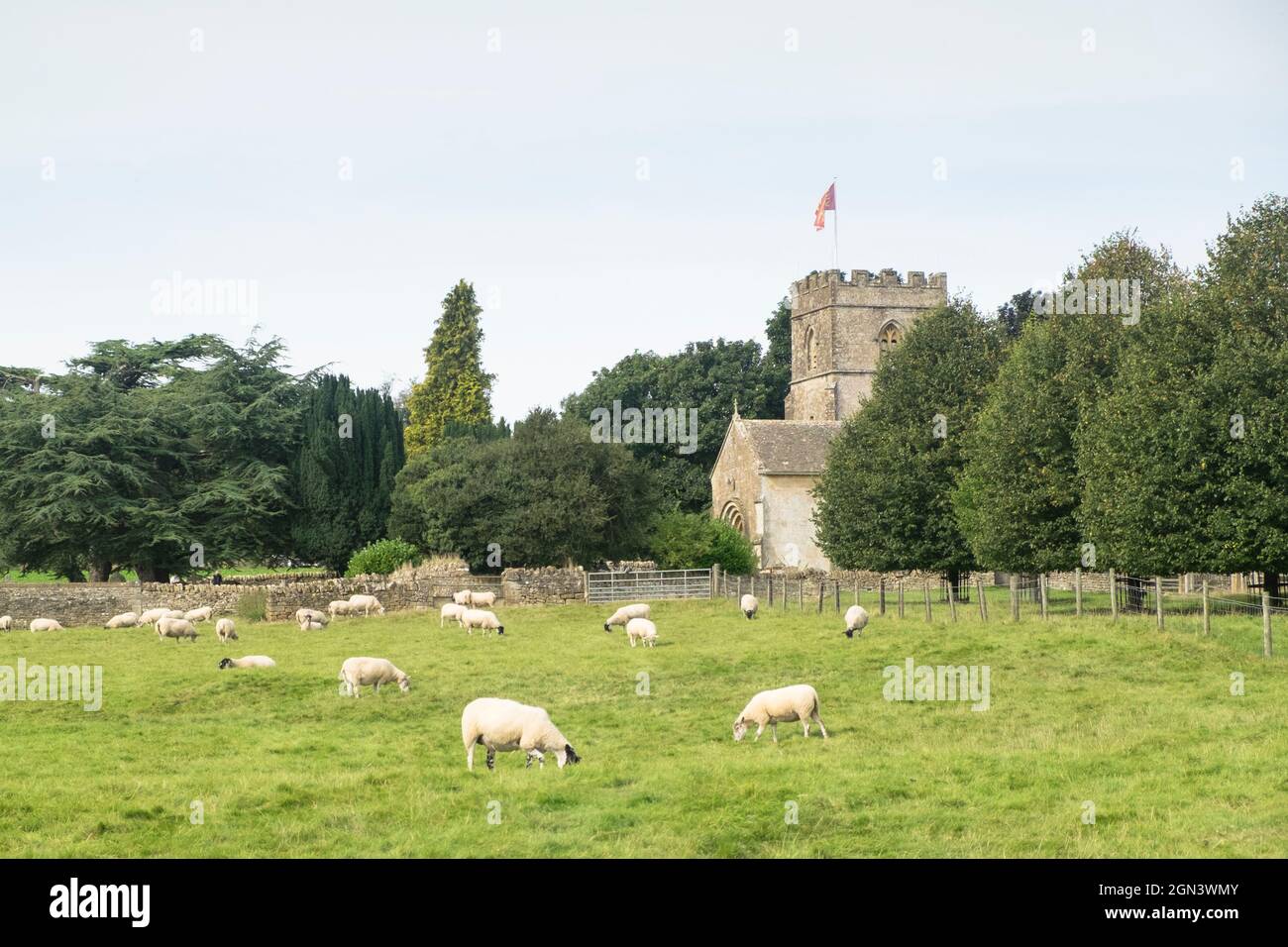 Blick auf Guiting Power, ein cotswold Village in Gloucestershire. St. Michael und alle Engel Kirche Stockfoto