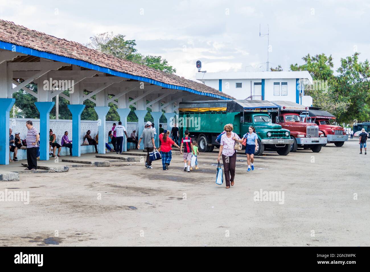 LAS TUNAS, KUBA - 27. JANUAR 2016: LKW-Station in Las Tunas. In Kuba transportieren Lastwagen häufig Passagiere. Stockfoto