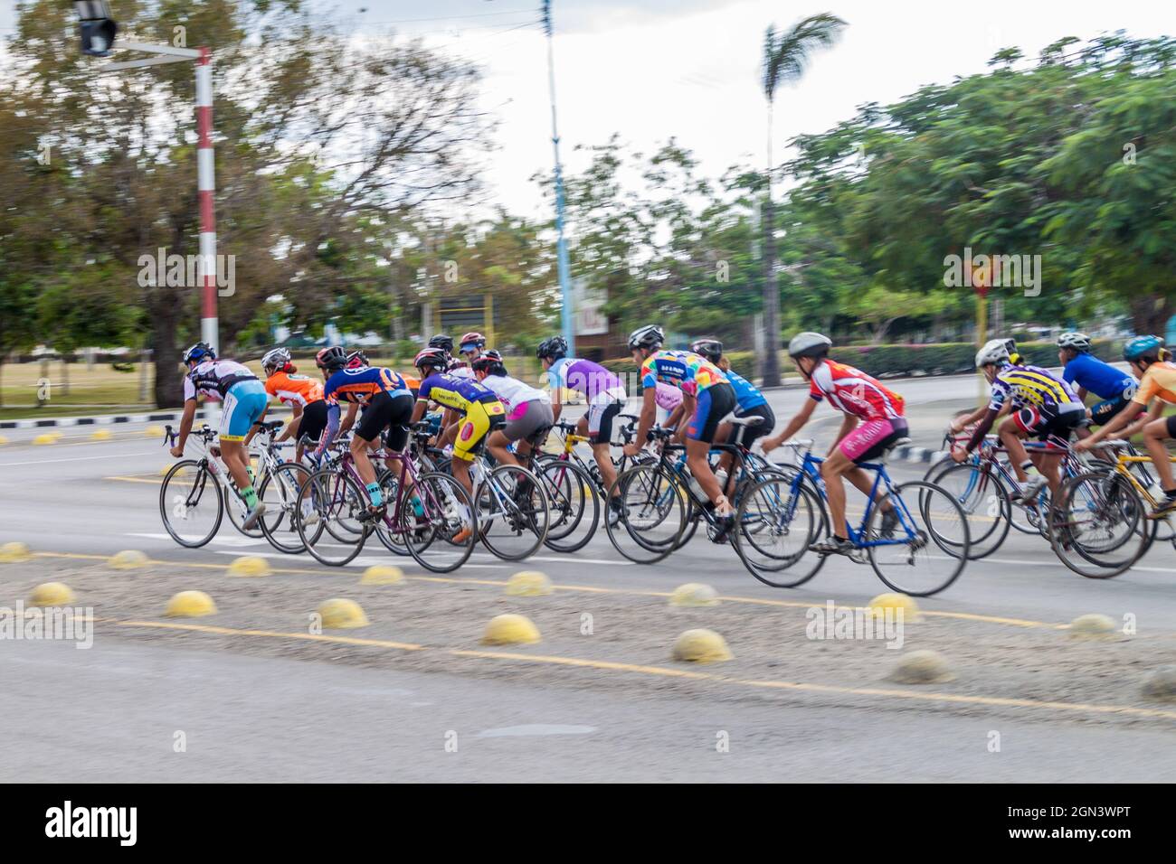 LAS TUNAS, KUBA - 27. JAN 2016: Eine Gruppe von Radfahrern trainiert auf der Straße in Las Tunas. Stockfoto