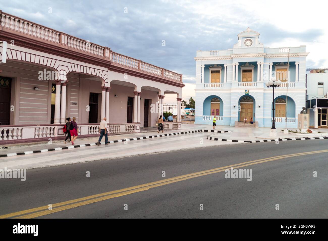 LAS TUNAS, KUBA - 27. JAN 2016: Traditionelle Gebäude im Zentrum von Las Tunas. Stockfoto