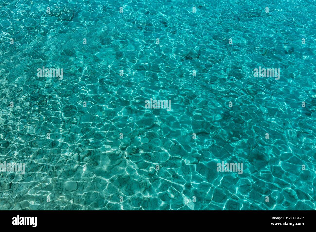 Nahaufnahme eines sauberen und klaren blauen Wassers eines Pools in einem horizontalen Winkel Stockfoto