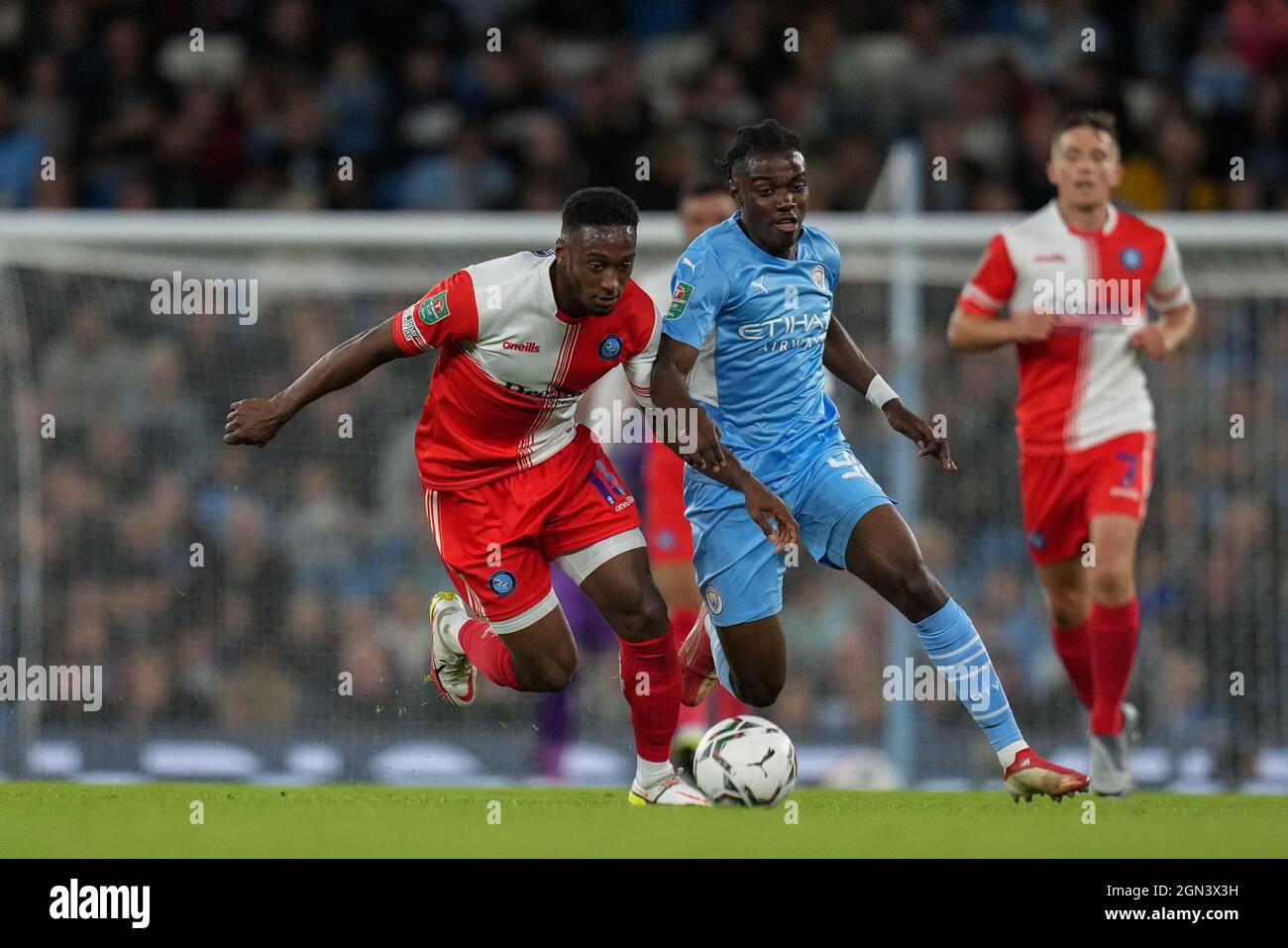 Manchester, Großbritannien. September 2021. Romeo Lavia von man City & Brandon Hanlan von Wycombe Wanderers während des Carabao Cup-Spiels zwischen Manchester City und Wycombe Wanderers am 21. September 2021 im Etihad Stadium, Manchester, England. Foto von Andy Rowland. Quelle: Prime Media Images/Alamy Live News Stockfoto