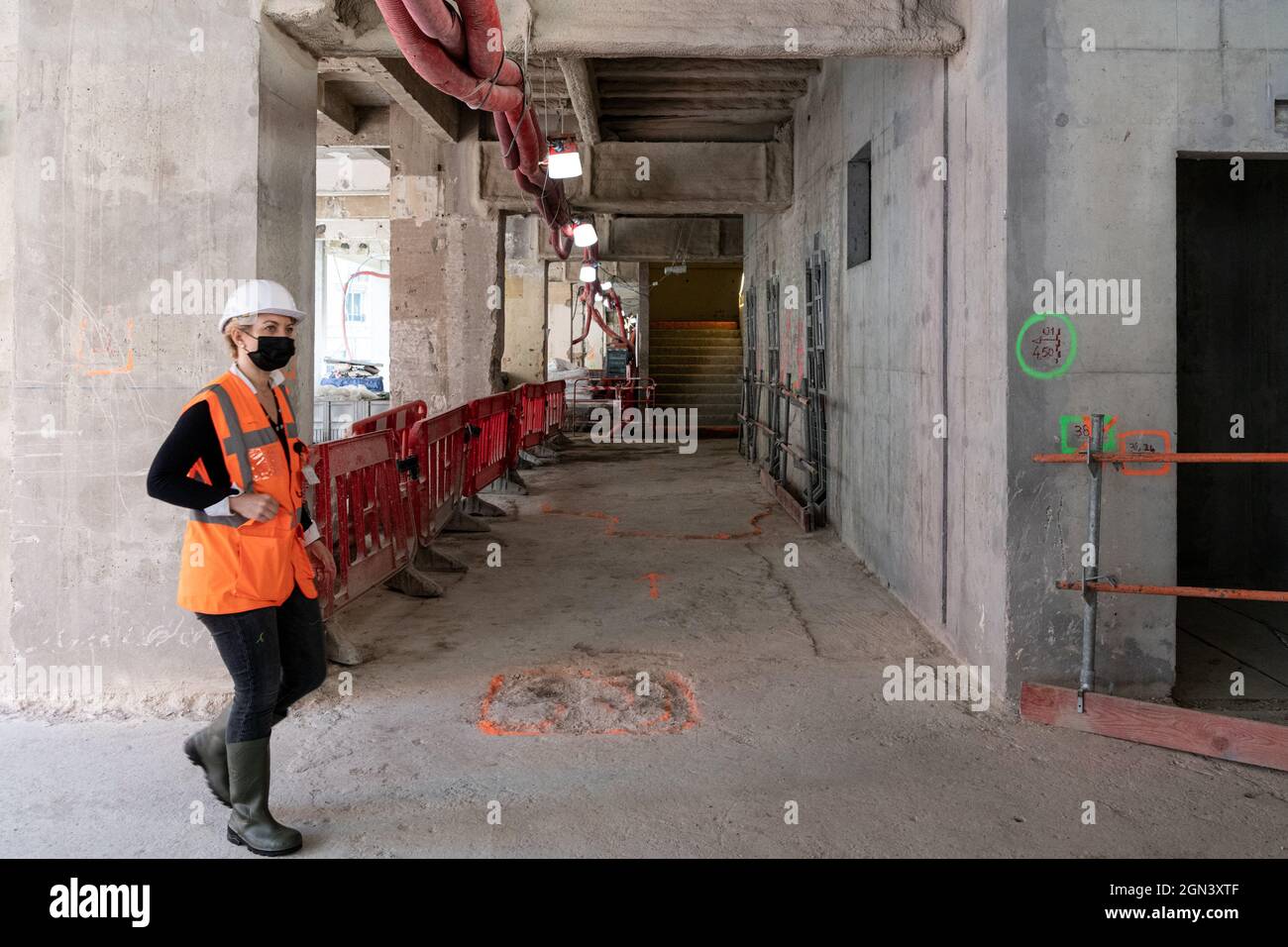 Arbeiter auf der Baustelle der Renovierung des Hauptquartiers der Europäischen Weltraumorganisation (ESA) im 15. Bezirk von Paris, die bis Ende des Jahres 2022 geliefert werden soll. Paris, Frankreich, 22. September 2021. Foto von Daniel Derajinski/ABACAPRESS.COM Stockfoto