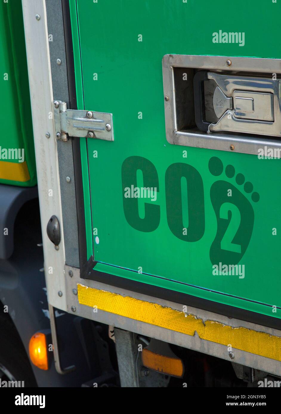 Ein Logo, das CO2 (Kohlendioxid) darstellt, ist auf der Außenseite eines LKWs in London zu sehen. Stockfoto