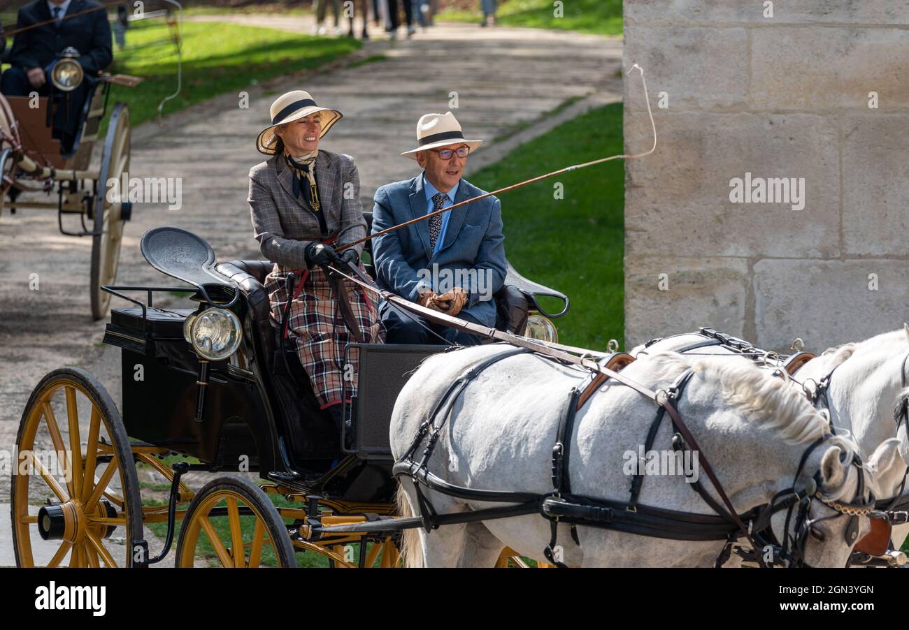 Präsentation von alten Pferdekutschen im Château de Pierrefonds anlässlich der Europäischen Tage des Denkmals. Stockfoto
