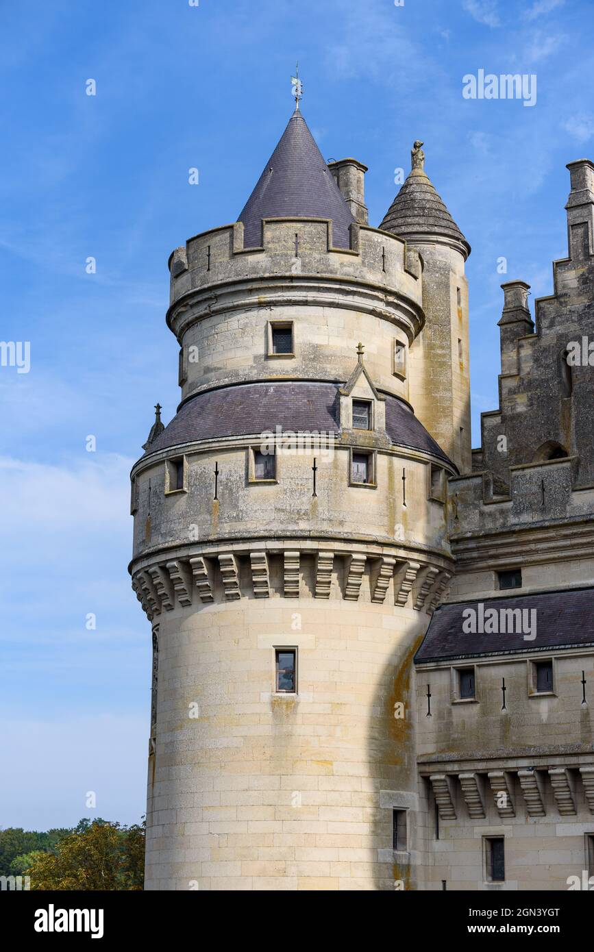 Nahaufnahme des berühmten französischen Schlosses 'Château de Pierrefonds' in der Gemeinde Pierrefonds im Département Oise (Picardie) von Frankreich. Stockfoto