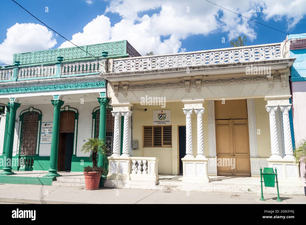 LAS TUNAS, KUBA - 27. JAN 2016: Alte Gebäude im Zentrum von Las Tunas. Stockfoto