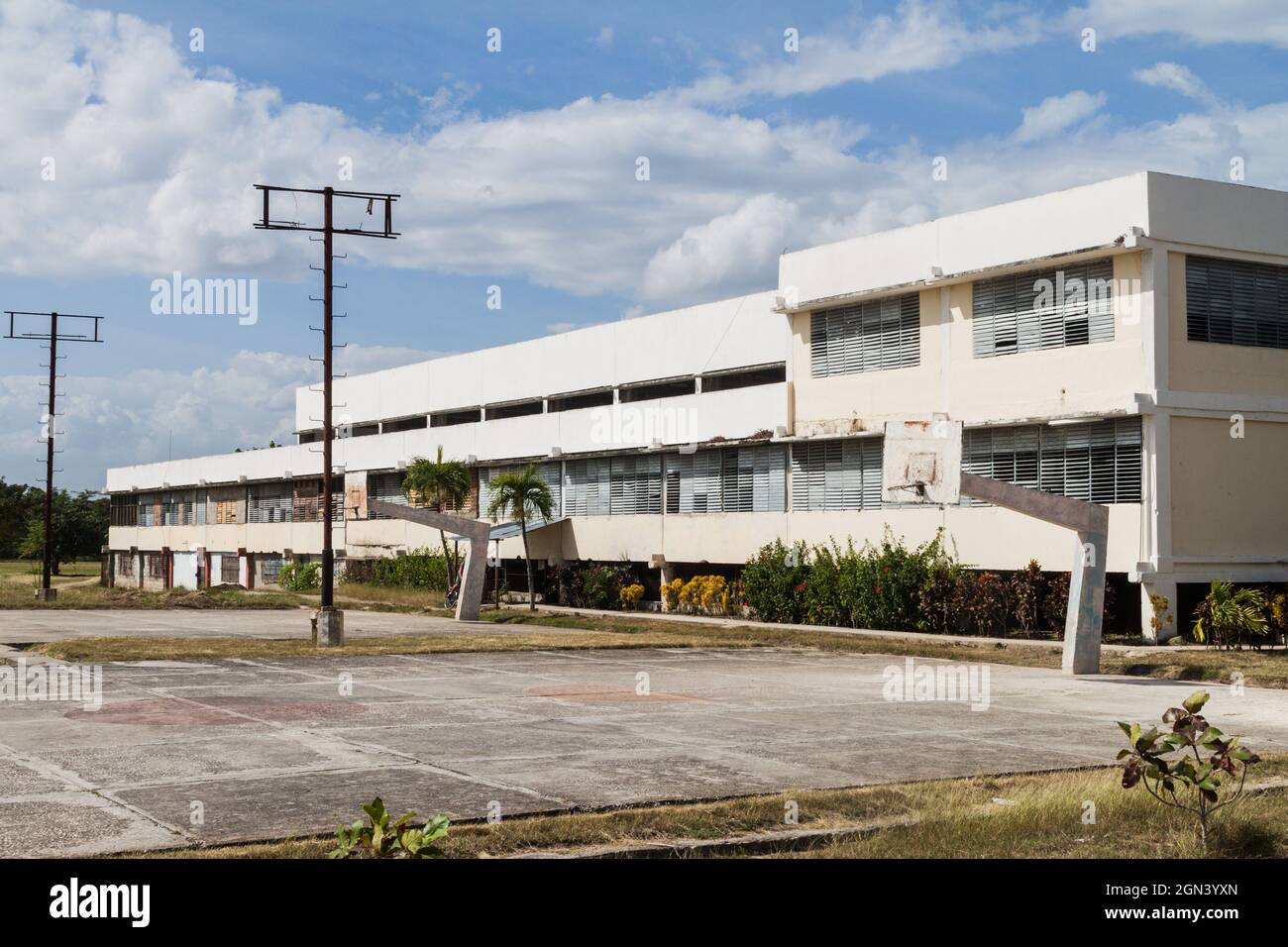 Gebäude der Fakultät für körperliche Kultur und Sport der Universität in Holguin, Kuba Stockfoto