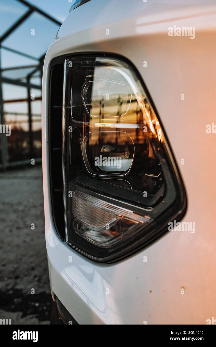 Scheinwerferlampe von neuen Autos, Kopierraum. Autoscheinwerfer mit geringer Schärfentiefe Stockfoto