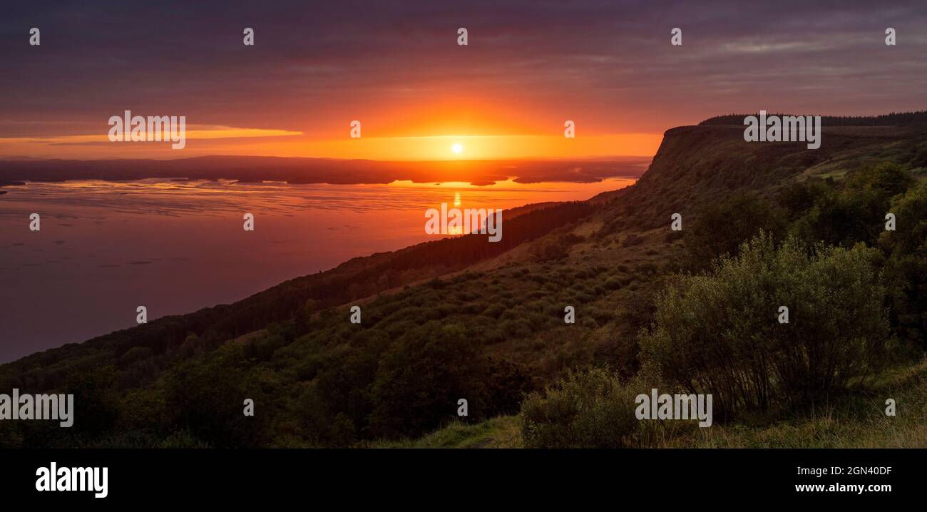 Sonnenaufgang am Lower Lough Erne vom Aussichtspunkt Cliffs of Magho, County Fermanagh, Nordirland Stockfoto