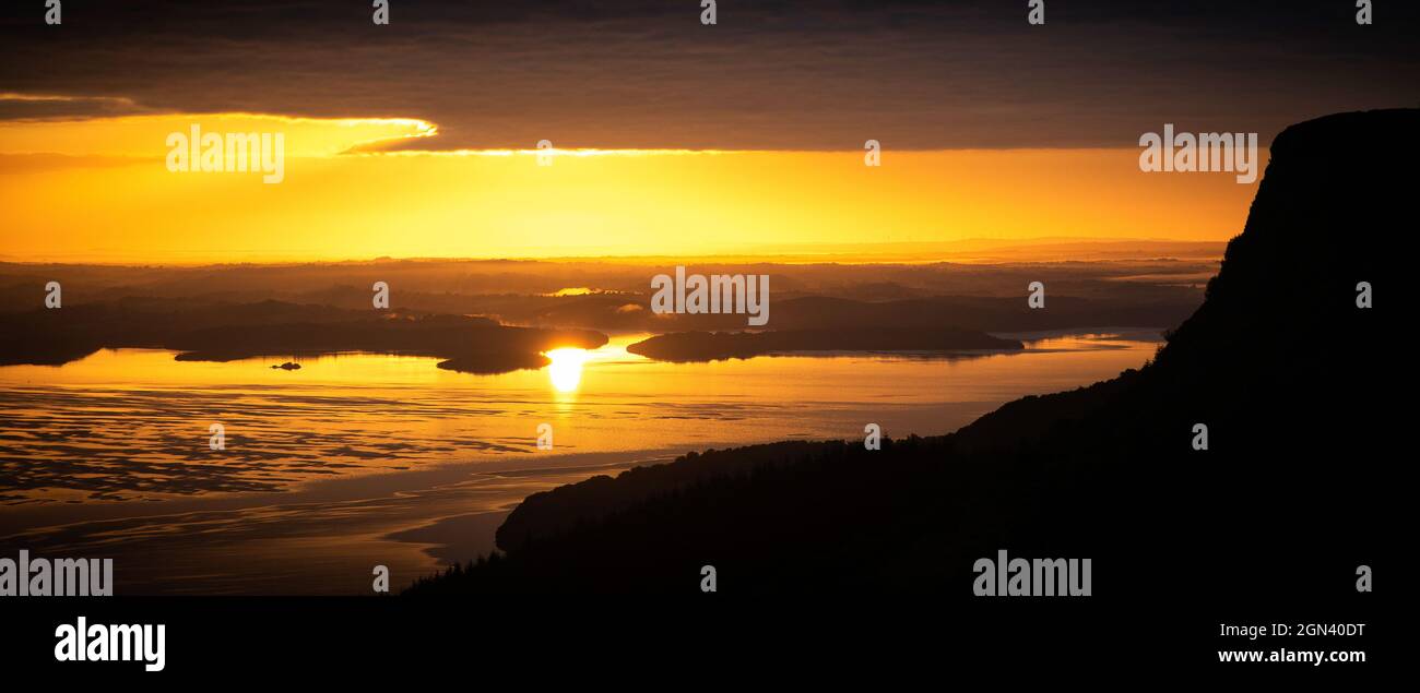 Sonnenaufgang am Lower Lough Erne vom Aussichtspunkt Cliffs of Magho, County Fermanagh, Nordirland Stockfoto