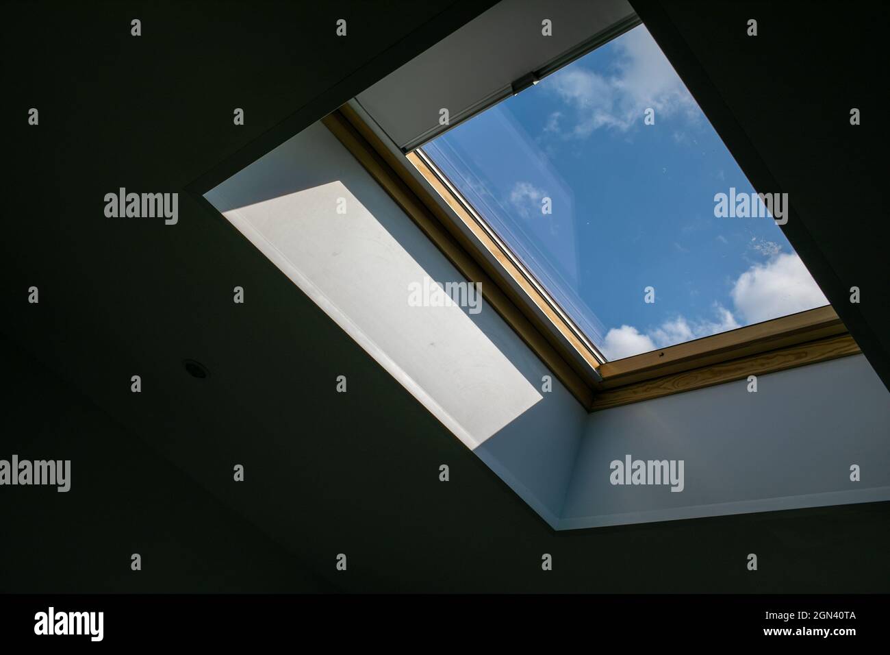 Dachboden. Blick aus dem Fenster. Blick auf den Himmel vom Fenster aus. Oberlicht. Licht im Haus Stockfoto