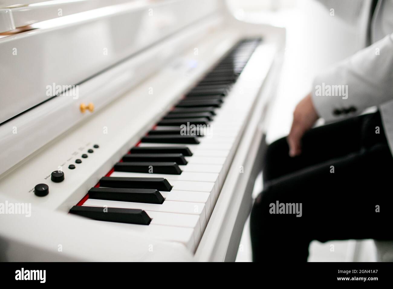 Nahaufnahme des Klavierspiels der Hände des Mannes. Männlicher Pianist hält Flügel Stockfoto