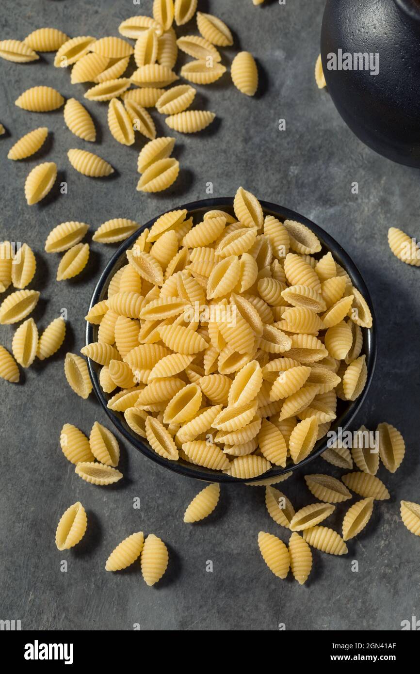 Hausgemachte trockene Bio-Cavatelli-Pasta in einer Schüssel Stockfoto