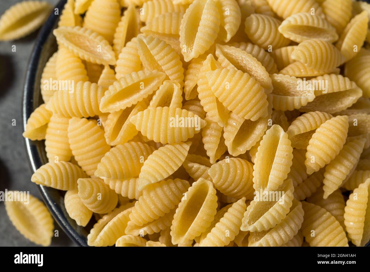 Hausgemachte trockene Bio-Cavatelli-Pasta in einer Schüssel Stockfoto