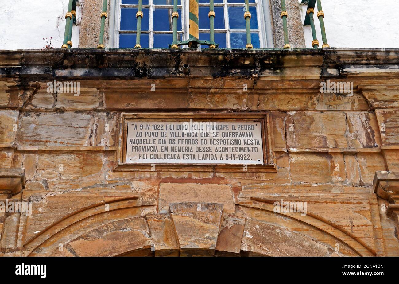 OURO PRETO, MINAS GERAIS, BRASILIEN - 9. JANUAR 2018: Gedenktafel am Museum des Vertrauens (Museu da Inconfidencia) Stockfoto