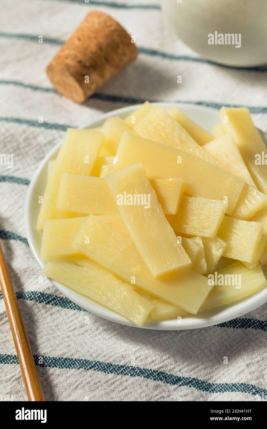 Gesunder Bambus aus der Dose schießt in einer Schüssel Stockfoto