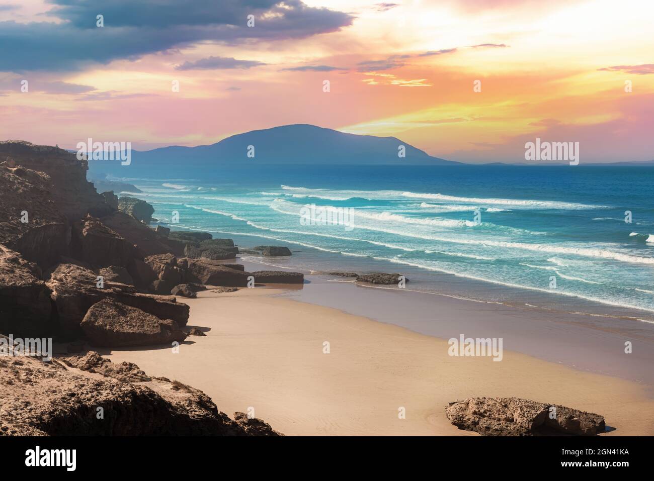 Schöne Aussicht auf die Luftklippen des berühmten Agadir-Strandes in Marokko, Afrika Stockfoto