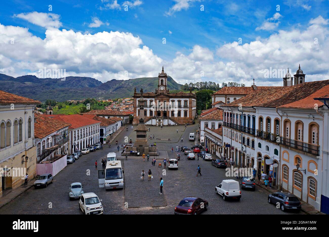 OURO PRETO, MINAS GERAIS, BRASILIEN - 8. JANUAR 2018: Blick vom zentralen Platz in der historischen Stadt Ouro Preto mit Touristen und Einheimischen Stockfoto