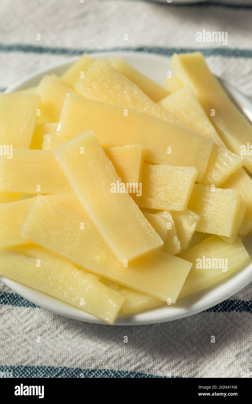 Gesunder Bambus aus der Dose schießt in einer Schüssel Stockfoto