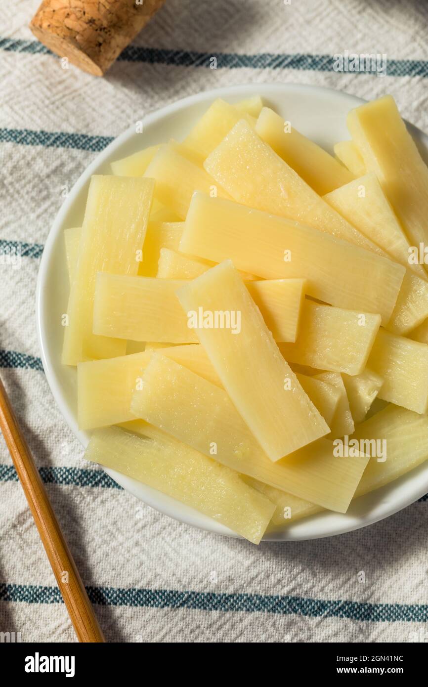 Gesunder Bambus aus der Dose schießt in einer Schüssel Stockfoto