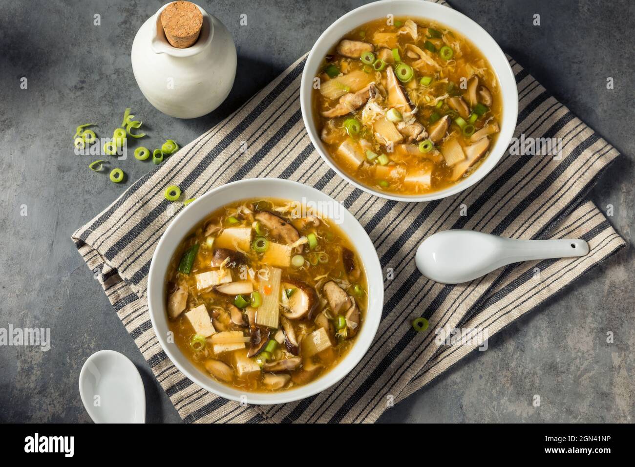 Hausgemachte chinesische heiße und saure Suppe mit Tofu und Pilzen Stockfoto