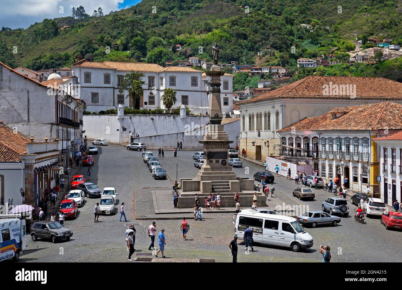 OURO PRETO, MINAS GERAIS, BRASILIEN - 8. JANUAR 2018: Blick vom zentralen Platz in der historischen Stadt Ouro Preto mit Touristen und Einheimischen Stockfoto