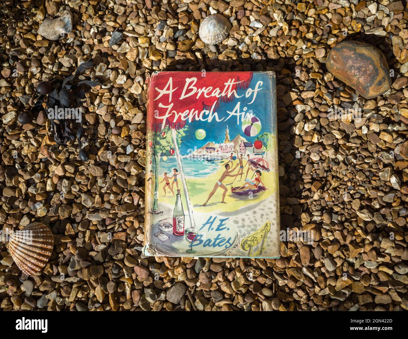 Ein Vintage-Exemplar des Buches „A Breath of French Air“ von H.E Bates mit der Familie Larkin. Stockfoto