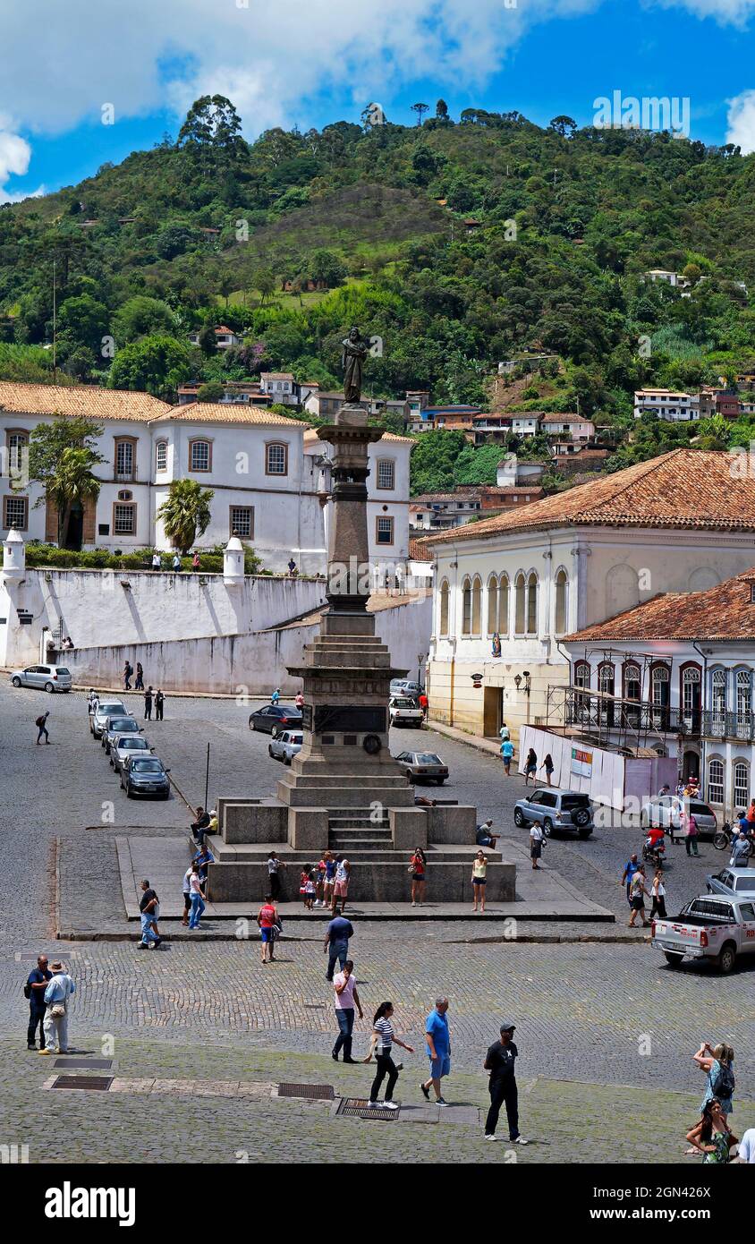 OURO PRETO, MINAS GERAIS, BRASILIEN - 8. JANUAR 2018: Blick vom zentralen Platz in der historischen Stadt Ouro Preto mit Touristen und Einheimischen Stockfoto