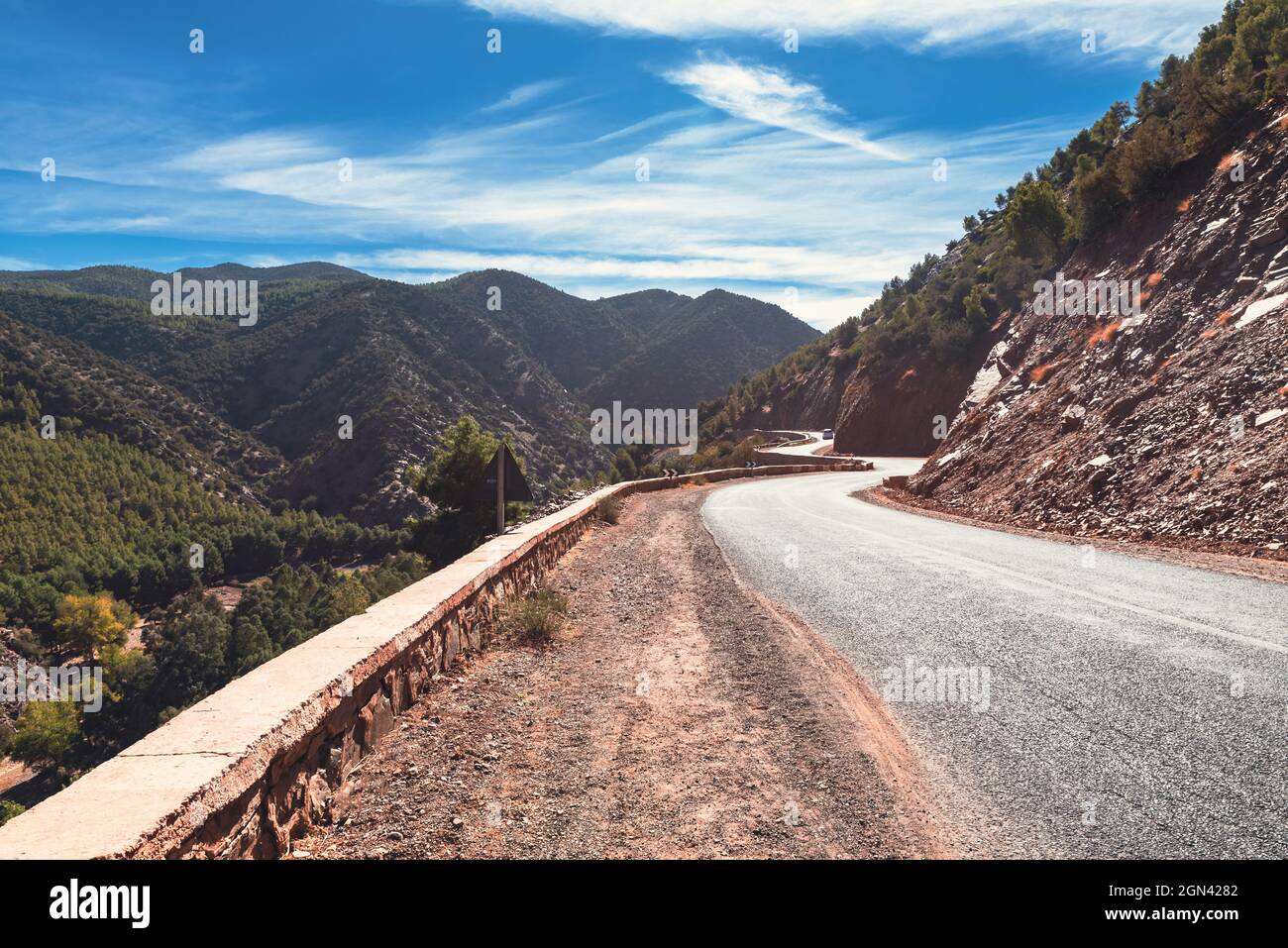 Die Nationalstraße durch die Hügel in den Bergen in großer Höhe in Richtung Atlas-Stadt in Marokko, Afrika Stockfoto