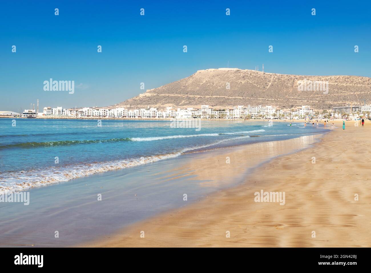 Strand und gelber Sand an der Küste von Agadir in der Sommersaison in Marokko, Afrika Stockfoto