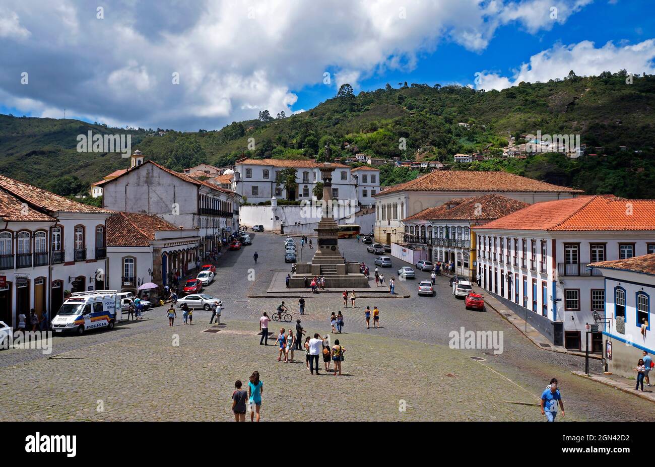 OURO PRETO, MINAS GERAIS, BRASILIEN - 9. JANUAR 2018: Blick vom zentralen Platz in der historischen Stadt Ouro Preto mit Touristen und Einheimischen Stockfoto