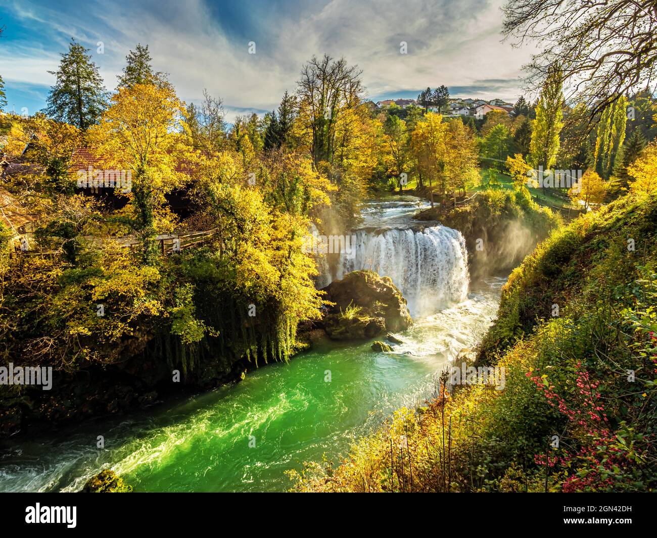 Natürliche Parklandschaft in der Herbstsaison, mit bunten Bäumen und einem Wasserfall in Rastoke, Kroatien Stockfoto