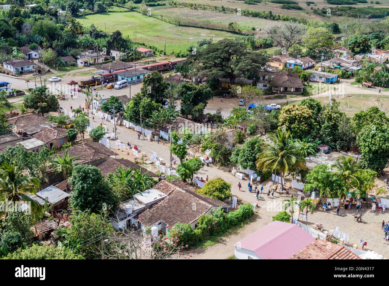 MANACA IZNAGA, KUBA - 9. FEB 2016: Luftaufnahme von Souvenirständen im Dorf Iznaga im Tal Valle de los Ingenios in der Nähe von Trinidad, Kuba Stockfoto