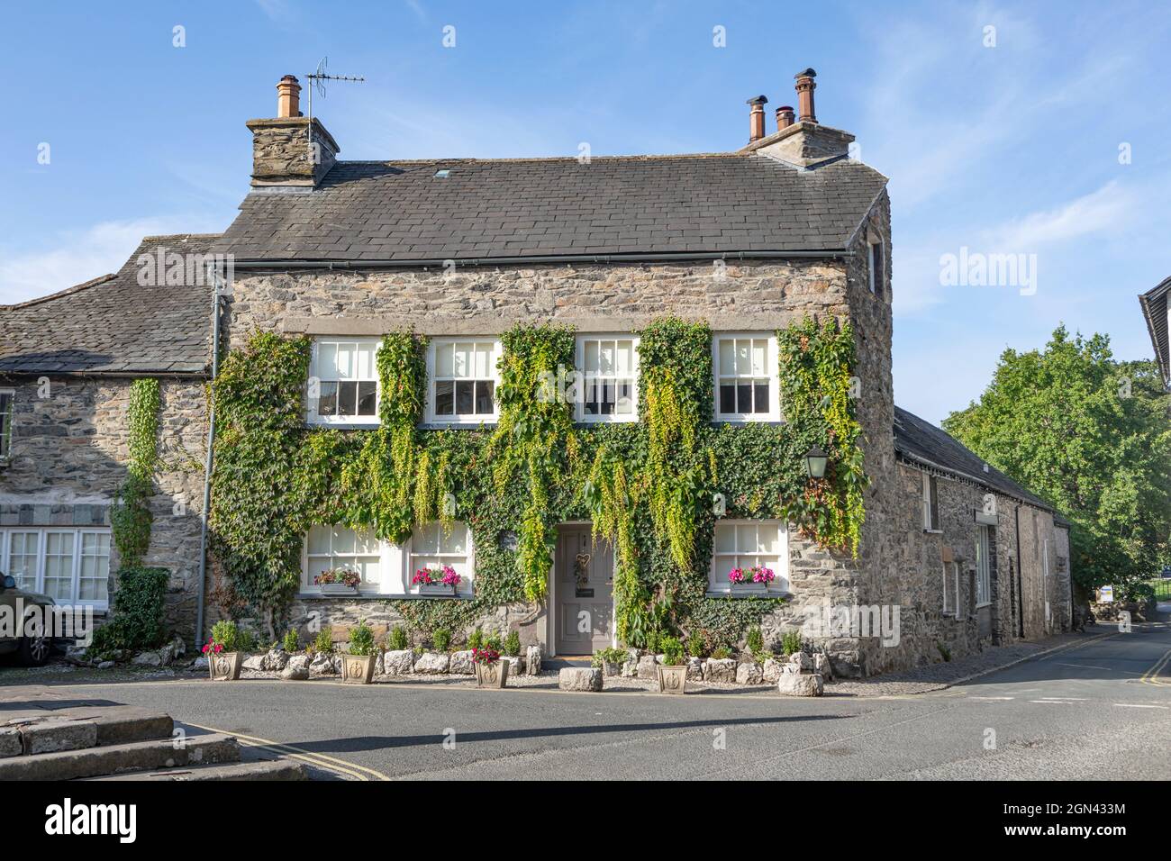 Das Efeu bedeckte Old Barn Cottage on the Square, Cartmel, Cumbria. Stockfoto